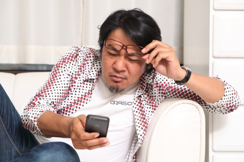 見にくそうにする男性