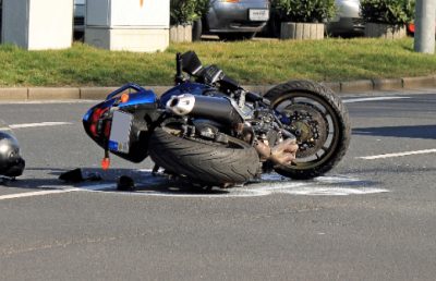 倒れたバイク